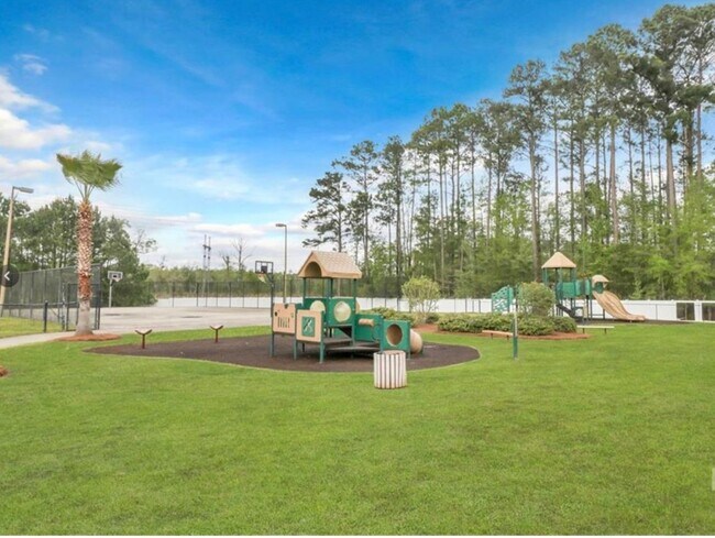 Building Photo - Renovated Townhome in Live Oak.  Available mid January.