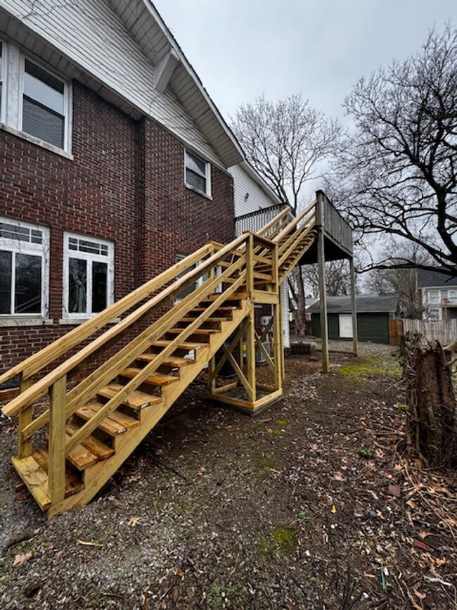 Building Photo - 2 Bedroom 1 Bath upstairs apartment near L...