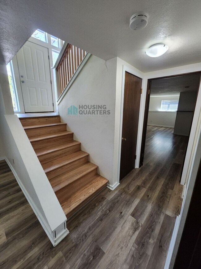 Building Photo - Single family home with large back yard!