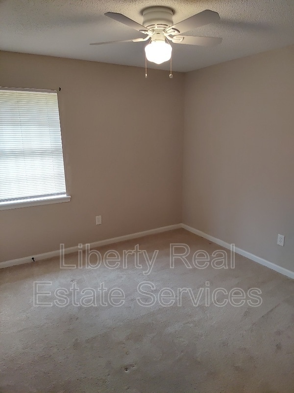 Building Photo - 734 Robin Hood Dr