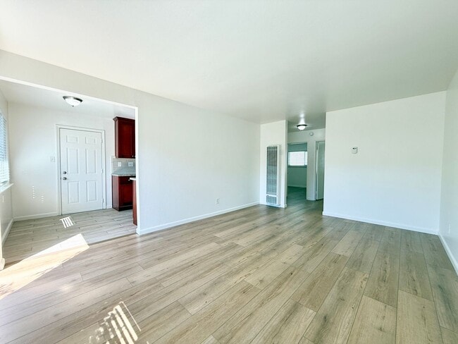 Building Photo - Refreshed 2 Bed/1-Bath Duplex Near Beach & Trails in Fairway Park