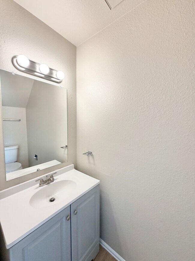 Building Photo - Two-Level 2BR with Fenced Yard & Washer/Dryer Hookups