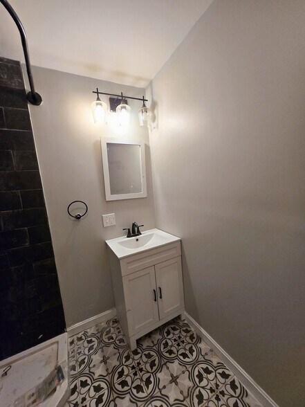 Building Photo - 457 Admiral St