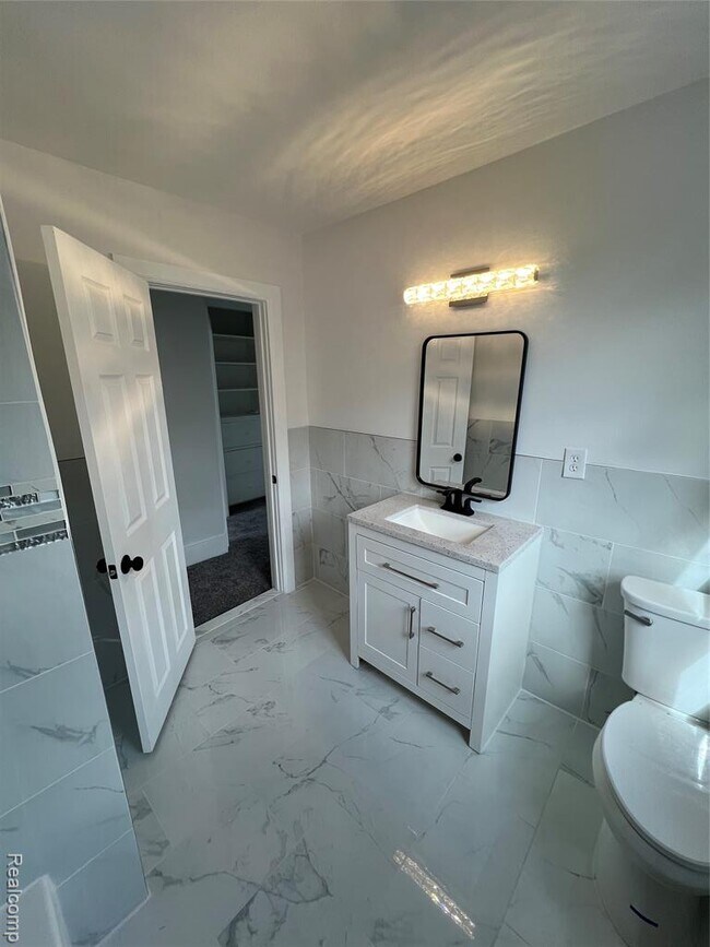 Building Photo - 16157 Linwood St