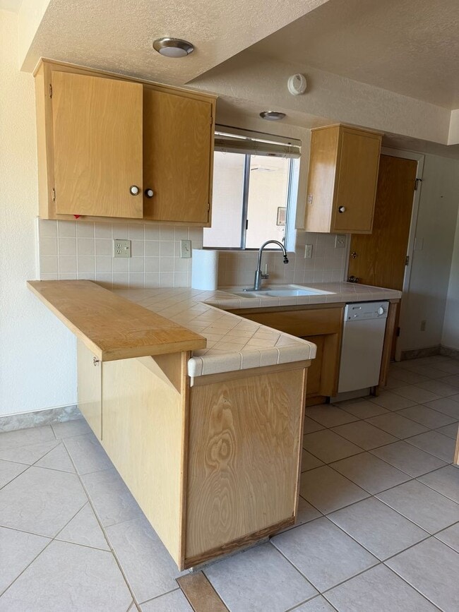 Building Photo - Cozy 2 Bedroom 1.5 Bathroom
