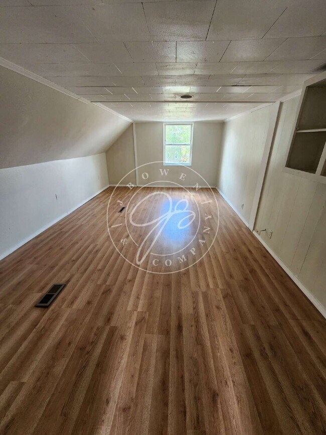 Building Photo - Adorable Updated 3 Bedroom Bungalow Near Downtown & Tony Packo's!