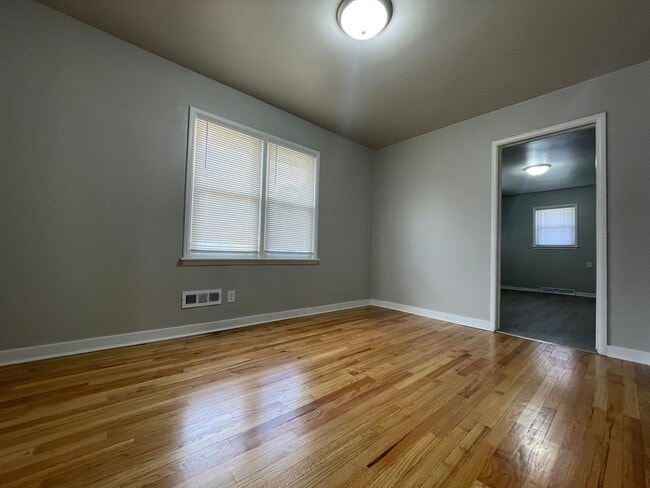 Building Photo - 4 Bedroom 1.5 Bath Home In Gary, IN