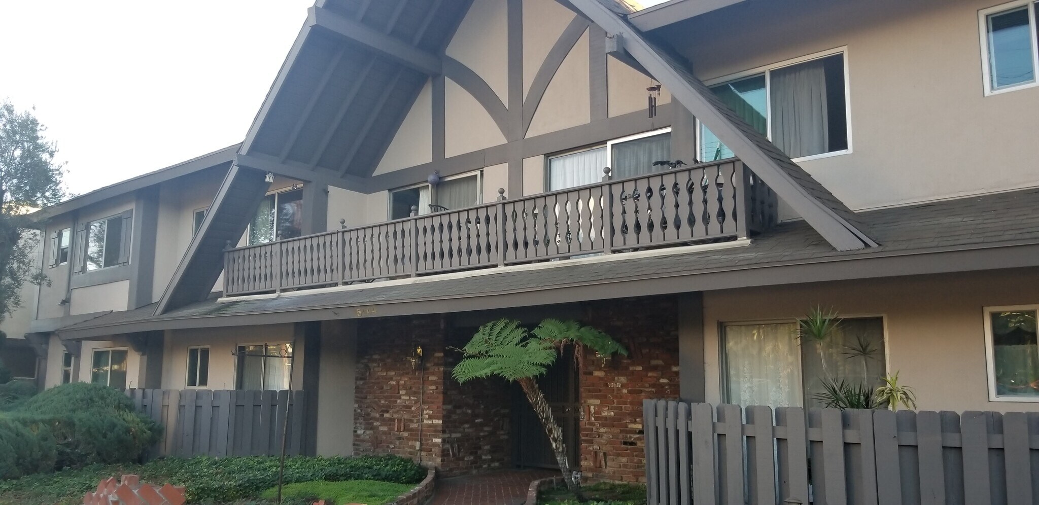 Building Photo - 15444 Vanowen St