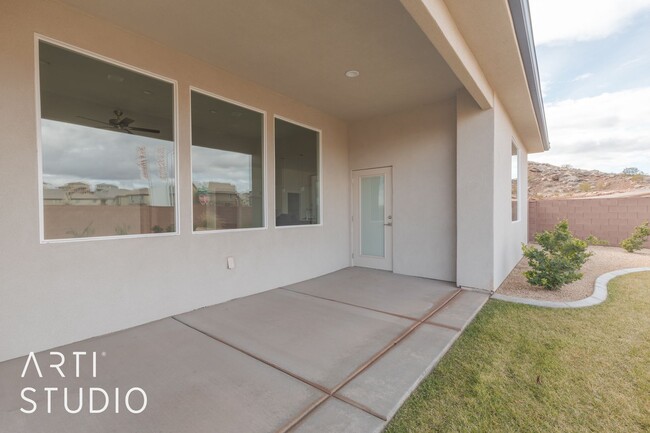 Building Photo - Newer Model Home in Desert Cliffs