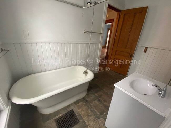 Building Photo - 515 Village St