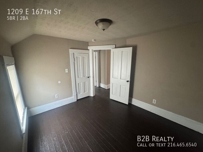 Building Photo - 1209 E 167th St