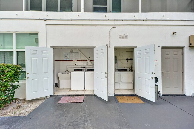 Building Photo - 9270 E Bay Harbor Dr