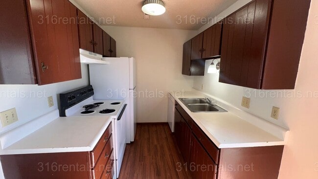Building Photo - $750 - 2 bed 1 bath - Second floor Apartment