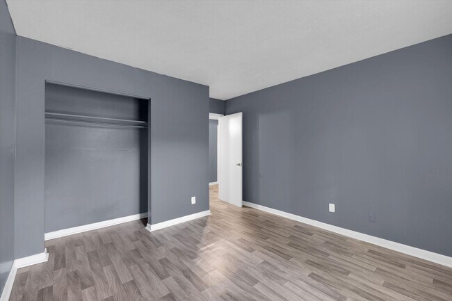 Building Photo - Spacious 1–3 Bedroom Apartments in South Louisville | Cedar Chase