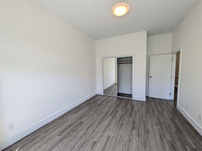 Building Photo - 1048_DIVIS