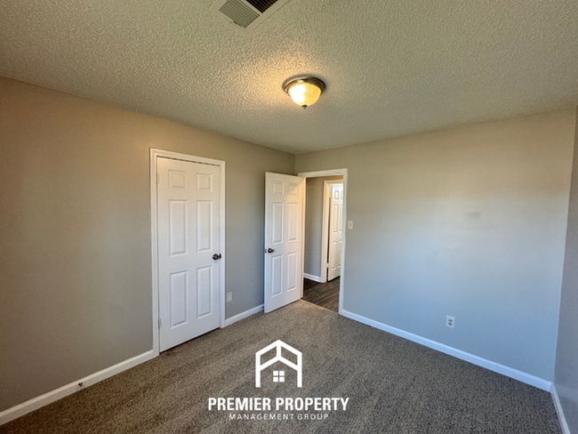 Building Photo - Cozy 3BR Memphis Home w/ Vaulted Ceilings, Fireplace & Fenced Backyard