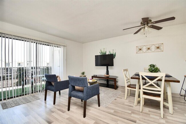 Building Photo - 2820 S Bartell Dr