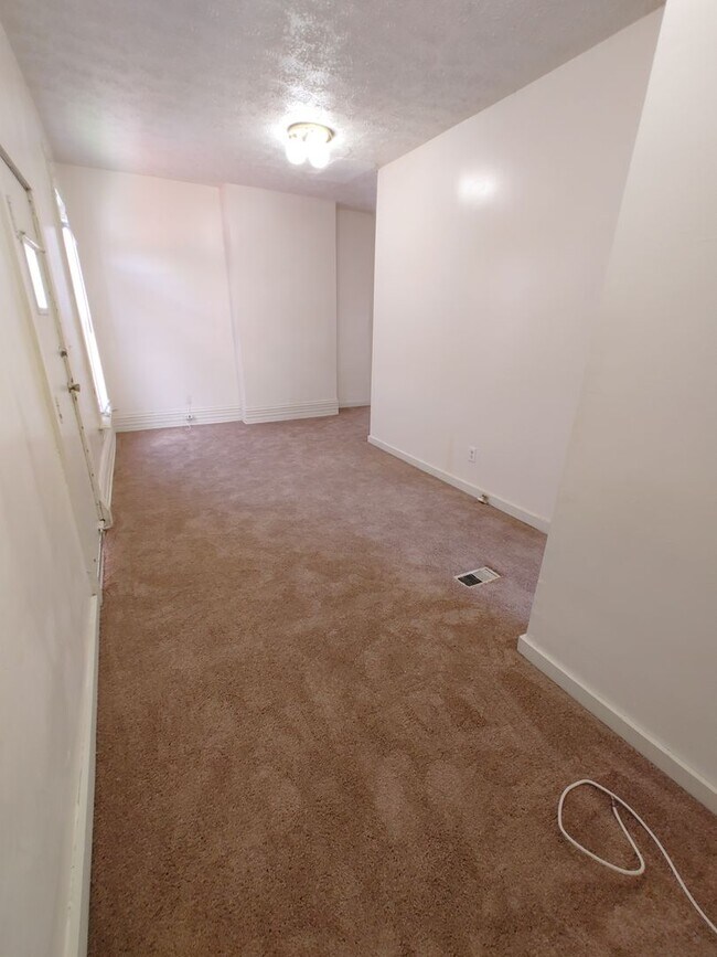 Building Photo - COMPLETELY UPDATED!! 2 bed/1 bath Close to Wexner Medical Center!