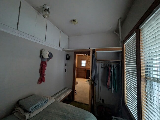 Building Photo - 82 200 N