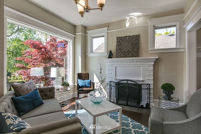 Building Photo - Spacious 5-Bedroom Home with Den & Backyar...