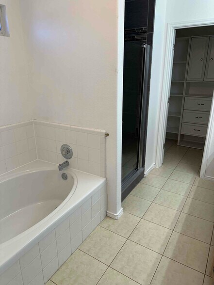 Building Photo - 9008 Gainsborough Dr