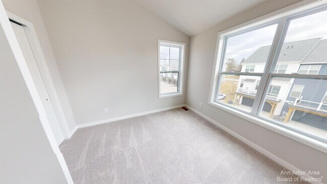 Building Photo - 2877 Rayfield Ave