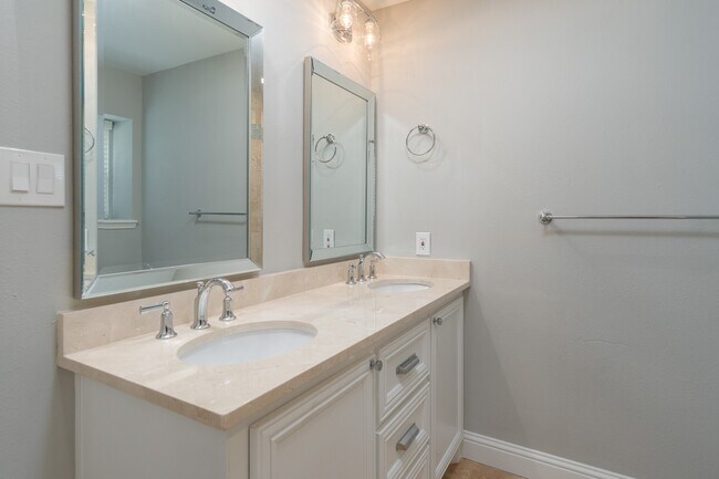 Building Photo - 726 Thistlewood Dr