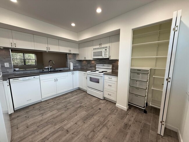 Building Photo - 6670 Villa Sonrisa Dr