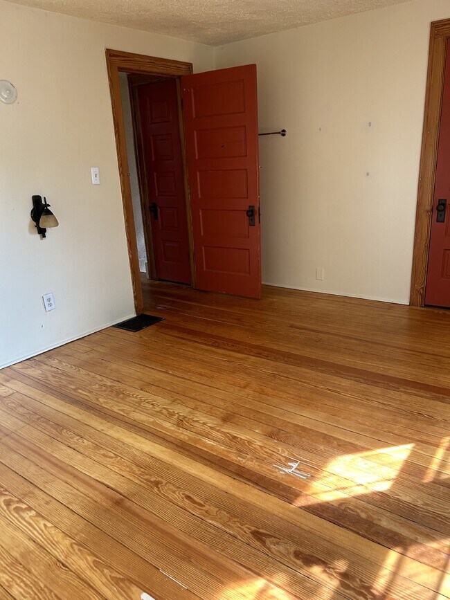 Building Photo - 208 Koch Ave