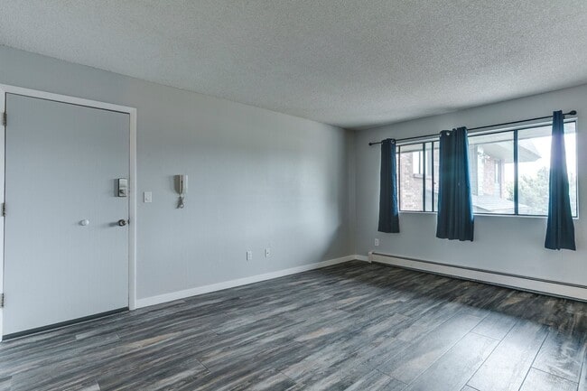 Building Photo - TWO WEEKS FREE RENT!