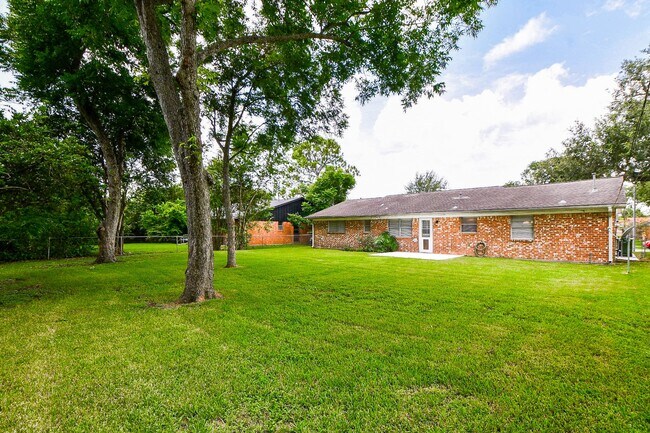 Building Photo - 2303 Willow Blvd