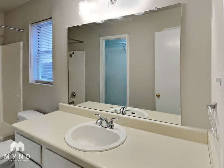 Building Photo - 6204 Duchess Dr