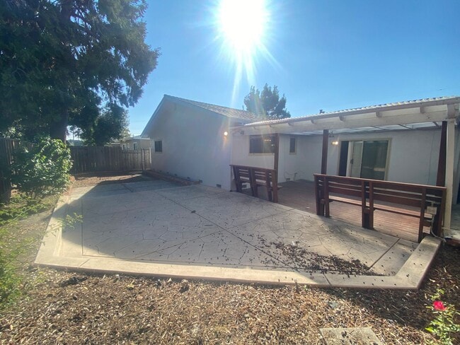 Building Photo - Dublin, Cedar Lane, 3BD/2BA, one-story in Echo Park