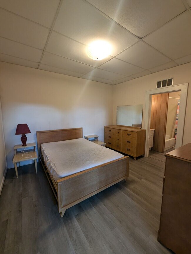 Building Photo - Furnished One Bedroom Upstairs Apartment