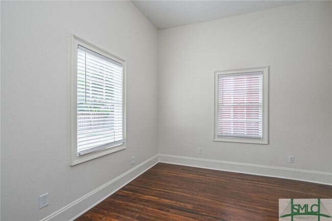 Building Photo - 405 E Anderson Ln