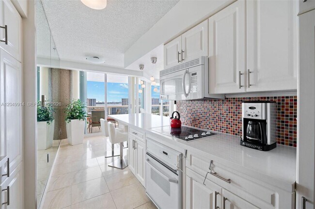 Building Photo - 16400 Collins Ave