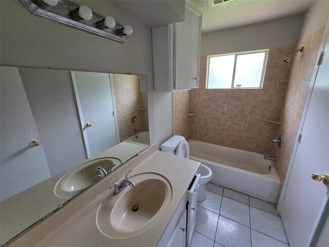 Building Photo - 9723 Huntington Way Dr