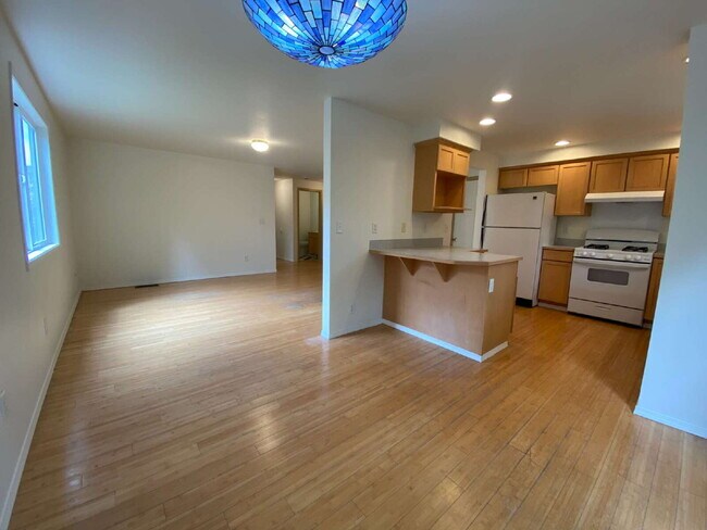 Building Photo - Quiet 3-Bed, 2.5-Bath Home with Large Backyard and Pet Friendly