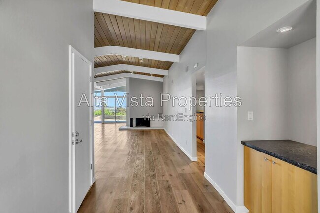 Building Photo - 2569 Loring St