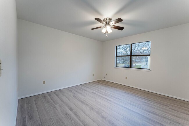 Building Photo - 2 Blocks from Downtown Siloam