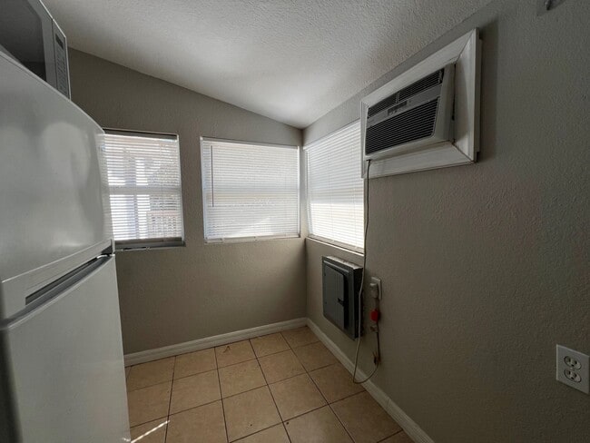 Building Photo - 408 W Howry Ave
