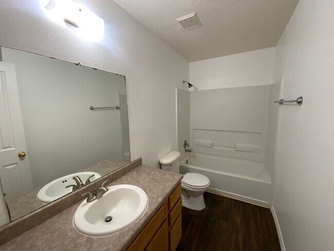 Building Photo - 3 Bedroom Single Story Home Near Northern Blvd NE & Loma Colorado Blvd NE!