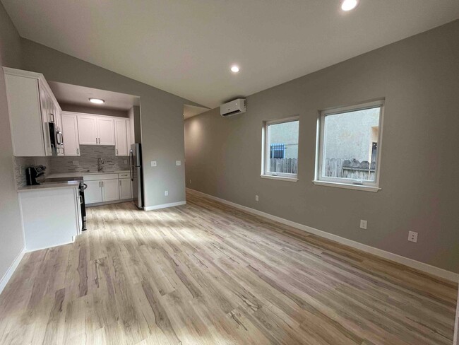 Building Photo - Beautiful Downtown 1 Bedroom