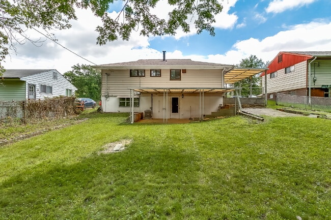 Building Photo - "Charming 3-Bedroom Retreat in St. Louis with Spacious Living!"