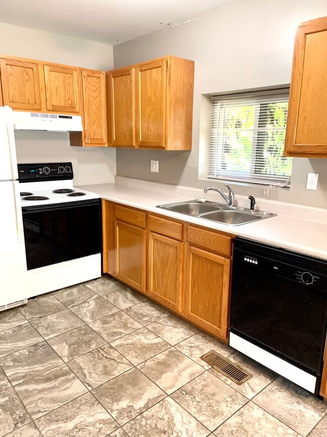 Building Photo - Spacious 3 bed/2 bath - walk to campus!