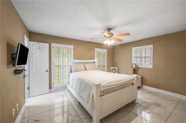 Building Photo - 4839 Lehigh Dr