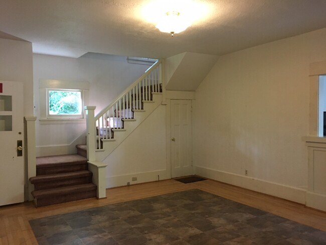 Building Photo - 6 Bedroom House near Downtown and Universi...