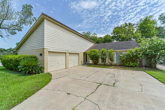 Building Photo - 2122 Clemson Dr