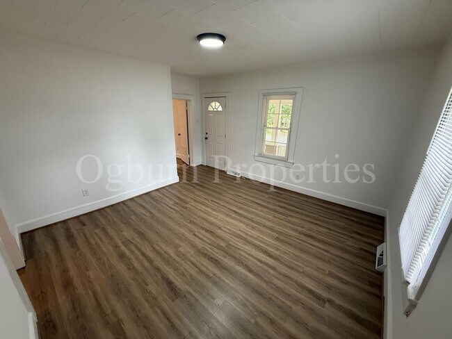 Building Photo - 3867 Leo St