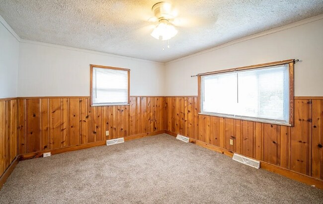 Building Photo - 935 Somerset Dr